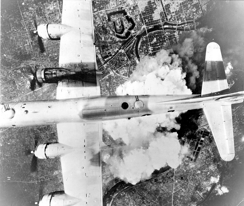 B-29 sobrehilando Osaka. Wikimedia Commons